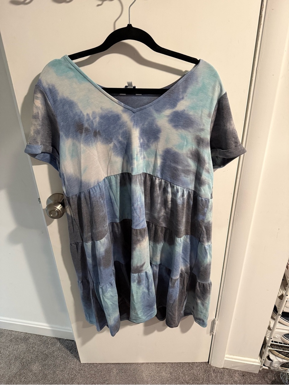 crown & ivy Blue and Gray Tie-Dye V-Neck Tiered Dress
